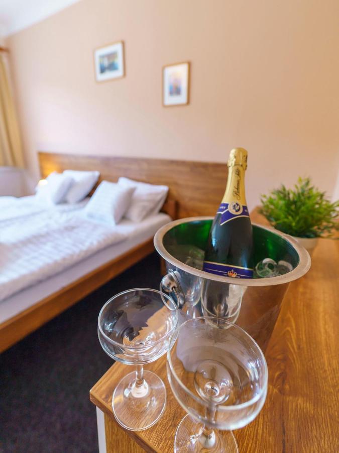 Hotel Hladina Nebrich 外观 照片